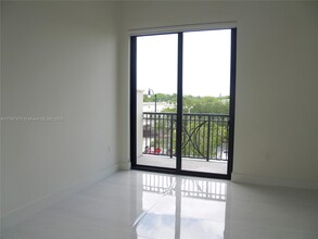 301 Altara Ave, Unit 313 in Coral Gables, FL - Building Photo - Building Photo