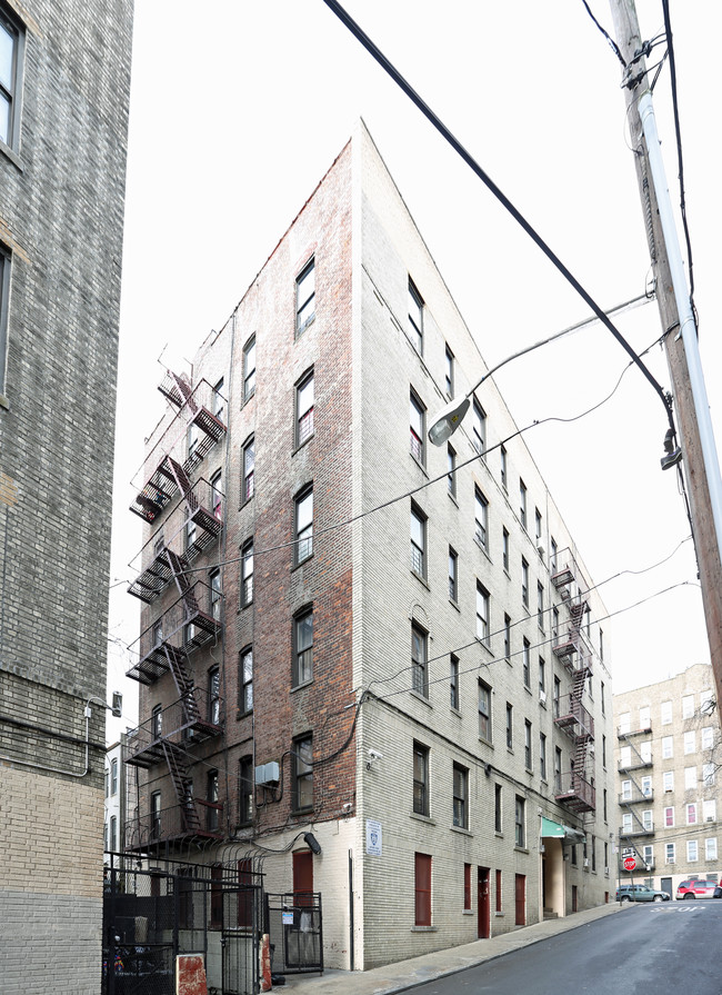 364 E 209th St in Bronx, NY - Foto de edificio - Building Photo