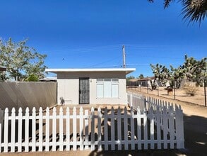 7475 Cherokee Trail, Unit 7475&1/2CherokeeTrail in Yucca Valley, CA - Foto de edificio - Building Photo