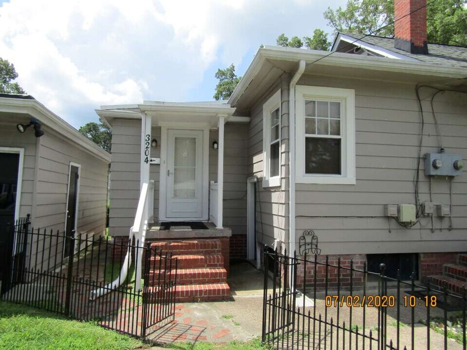 98 Alleghany Rd in Hampton, VA - Building Photo