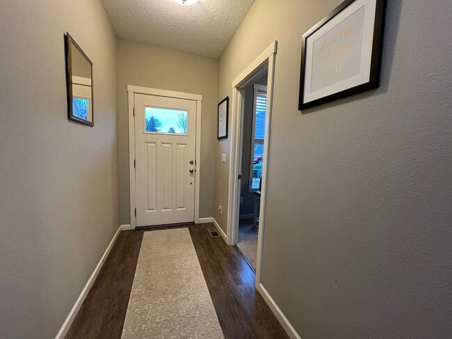 2205 SE Cochran Dr in Gresham, OR - Building Photo - Building Photo