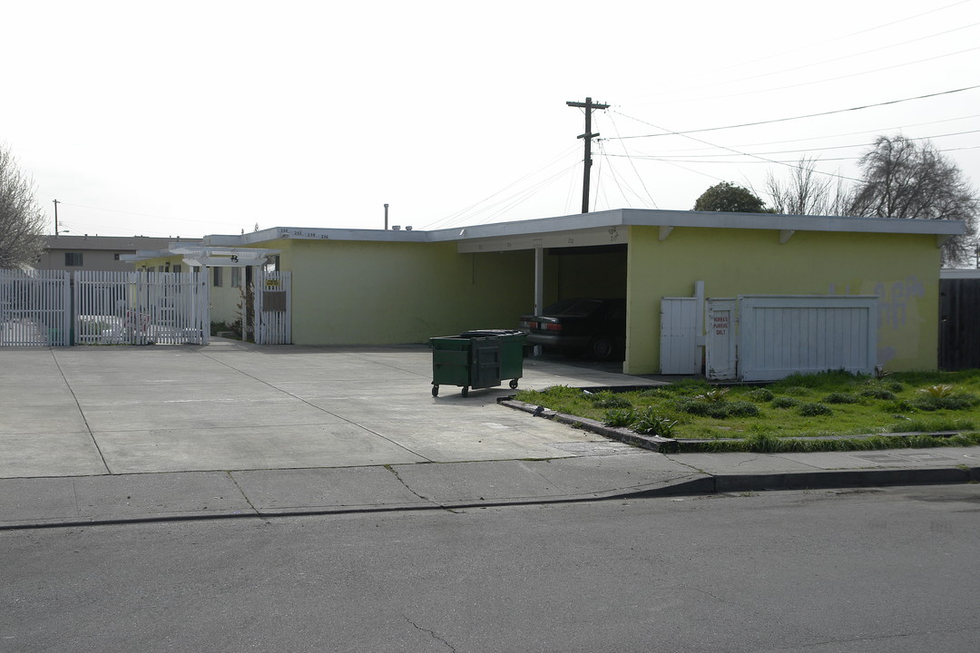 250-256 Schafer Rd in Hayward, CA - Building Photo