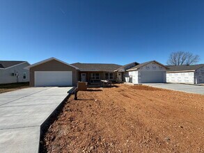 174 Ruby Ln in Hollister, MO - Foto de edificio - Building Photo