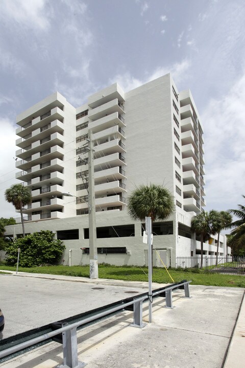 700 NE 26th Ter in Miami, FL - Building Photo