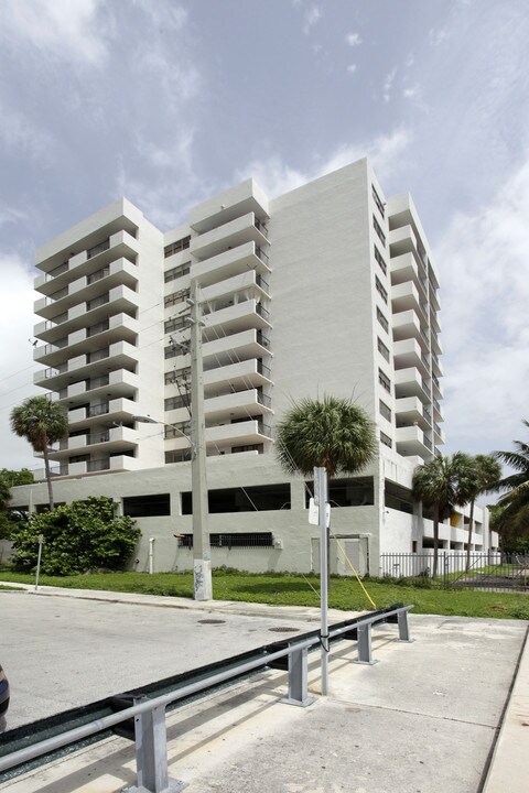 700 NE 26th Ter in Miami, FL - Foto de edificio