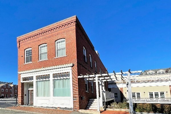 8 Barton Sq, Unit 2 in Salem, MA - Building Photo