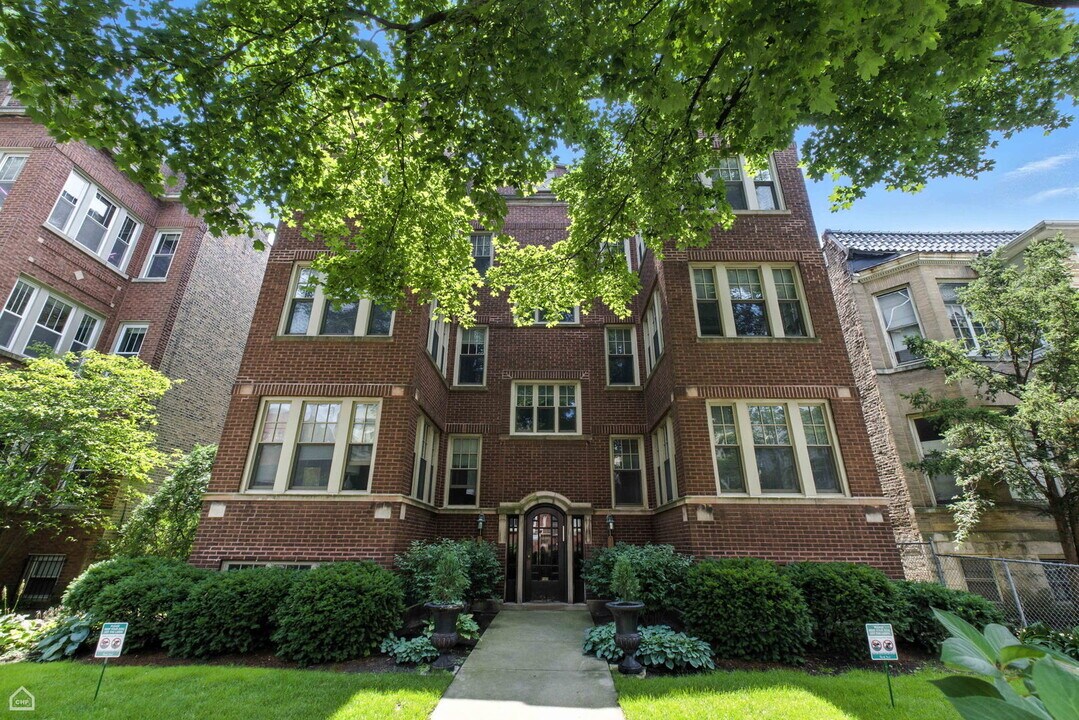 1233 W Winnemac Ave in Chicago, IL - Building Photo