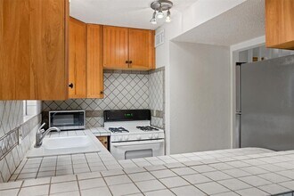 3302 Doolin Dr in Austin, TX - Foto de edificio - Building Photo