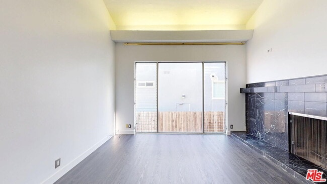 14335 Huston St in Los Angeles, CA - Building Photo - Building Photo