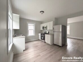6 Swetts Ct, Unit 2 in Watertown, MA - Building Photo - Building Photo
