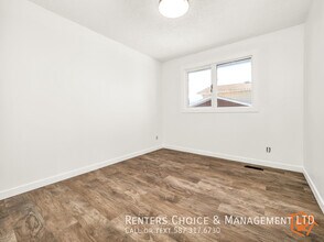 2-storey Main Floor Suite with Driveway Pa in Lethbridge, AB - Building Photo - Building Photo