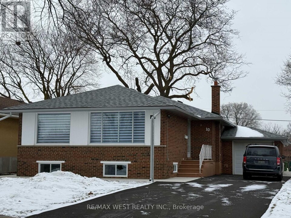 10 Tynevale Dr in Toronto, ON - Building Photo