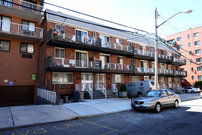 14414-14422 Barclay Ave in Flushing, NY - Foto de edificio - Building Photo