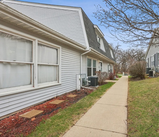 1945 Hancock Dr in Hoffman Estates, IL - Building Photo - Building Photo