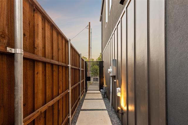 1012 Muncie Ave in Dallas, TX - Building Photo - Building Photo