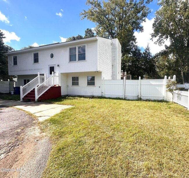 4 Thoroughbred Ln in Colonie, NY - Building Photo - Building Photo