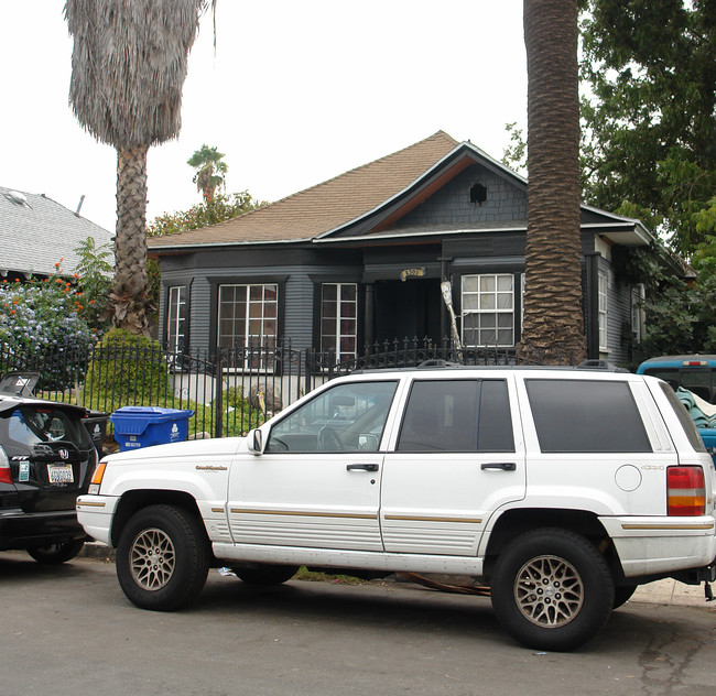 1305-1307 Waterloo St in Los Angeles, CA - Building Photo - Building Photo