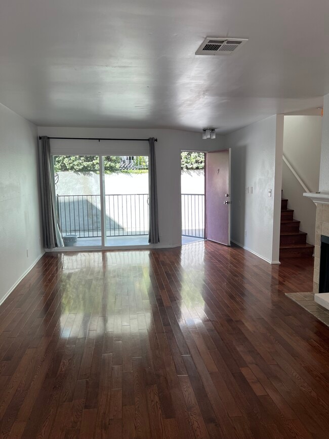 Laveta Terrace in Los Angeles, CA - Foto de edificio - Building Photo