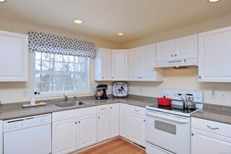 185 Julia Ct in Newtown, CT - Building Photo - Building Photo
