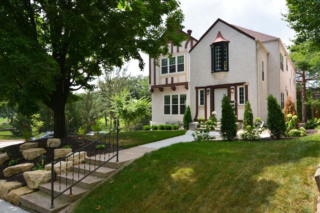 3552 Irving Ave S in Minneapolis, MN - Building Photo