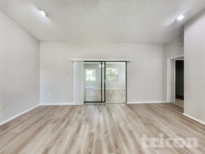 1203 70th Dr E in Sarasota, FL - Building Photo - Building Photo