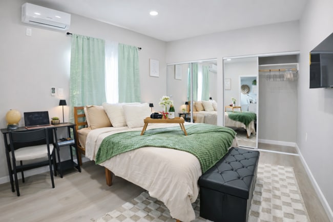 property at 148 E Rosslynn Ave