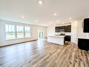 102 Henderson St in Oswego, IL - Building Photo - Building Photo