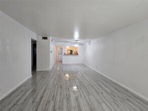 211 Pasadena Ave N, Unit 109 in St. Petersburg, FL - Foto de edificio - Building Photo