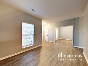 5725 Shining Oak Ln in Charlotte, NC - Building Photo - Building Photo