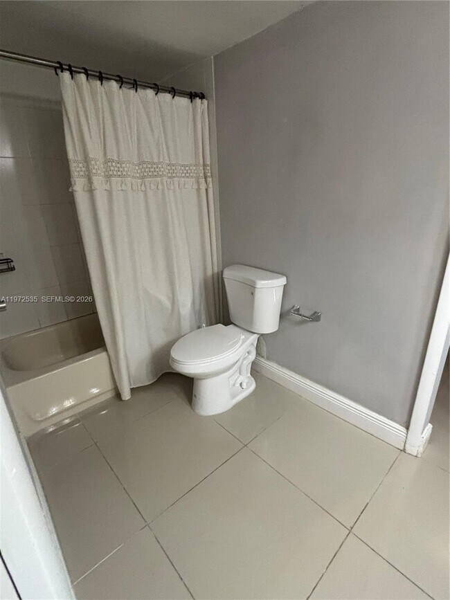 400 Commodore Dr in Plantation, FL - Building Photo - Building Photo