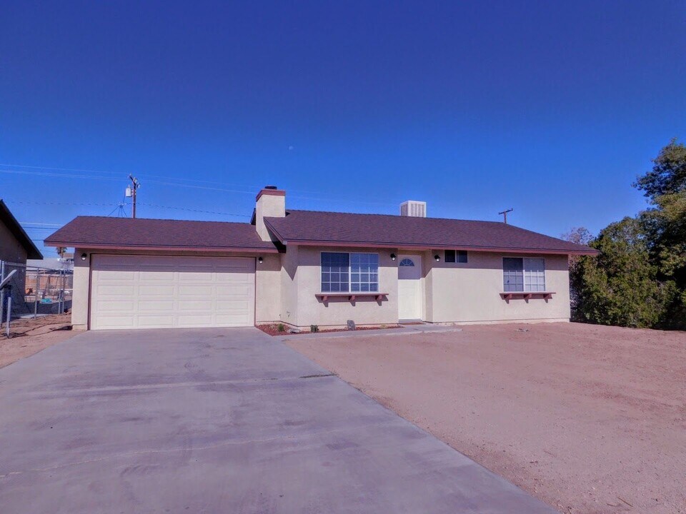 5384 Morongo Rd in Twentynine Palms, CA - Building Photo