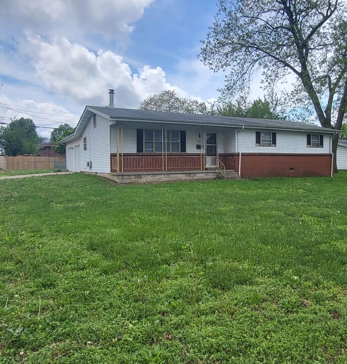 324 E Morningside St in Springfield, MO - Building Photo