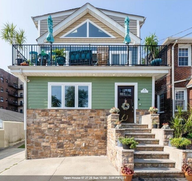 property at 125 Hillcrest Pl
