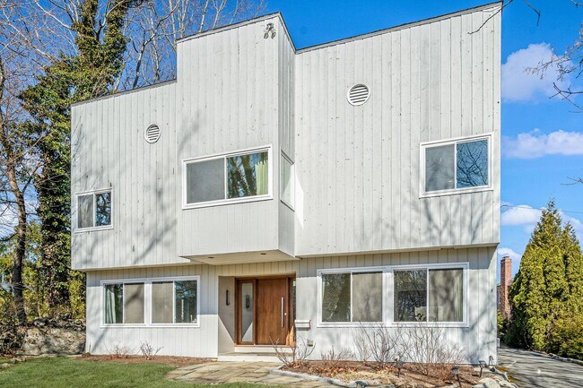 65 Saxon Wood Rd in Scarsdale, NY - Building Photo - Building Photo
