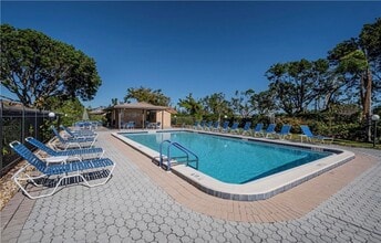 9311 Lennex Ln in Ft. Myers, FL - Foto de edificio - Building Photo