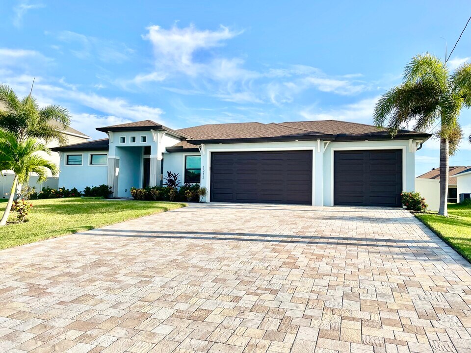 1212 SW 38th St in Cape Coral, FL - Building Photo