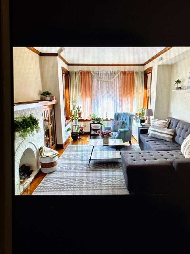 2318 W Diversey Ave, Unit 2nd Floor