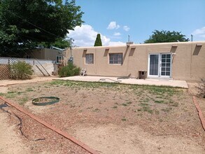 1905 Moon St NE in Albuquerque, NM - Foto de edificio - Building Photo