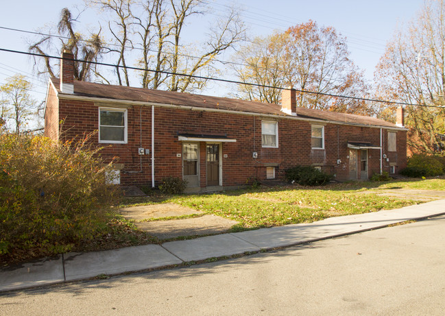 440-452 Cedar Dr in Coraopolis, PA - Foto de edificio - Building Photo