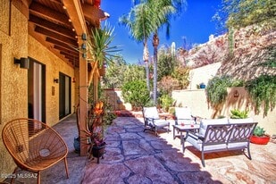 1223 Cam Diestro in Oro Valley, AZ - Building Photo