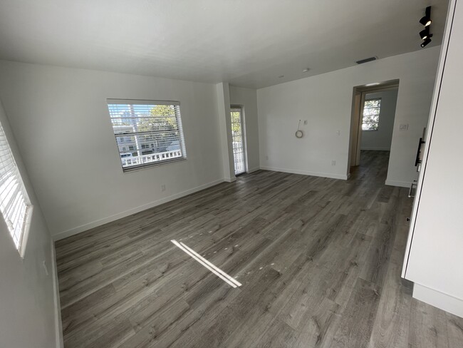 323 Washington Ave, Unit 7 in Miami Beach, FL - Building Photo - Building Photo
