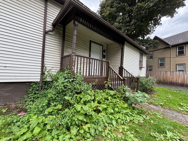 713 Meigs St in Rochester, NY - Building Photo - Building Photo