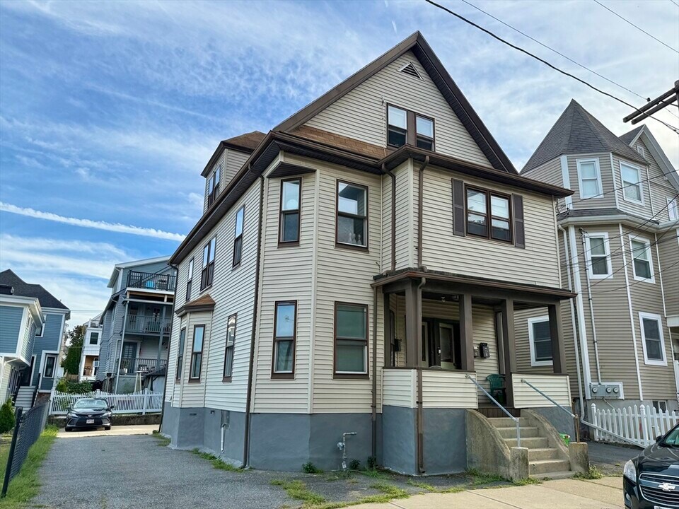 10 Granville Ave in Medford, MA - Building Photo