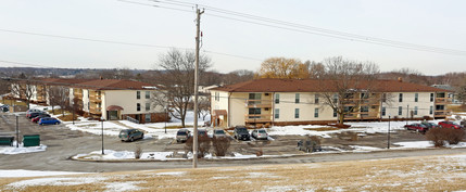 Fox Point Village in Waukesha, WI - Foto de edificio - Building Photo