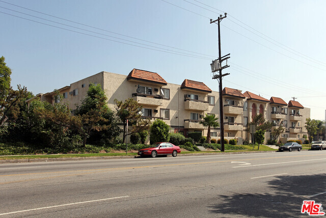 18101 Roscoe Blvd in Los Angeles, CA - Foto de edificio