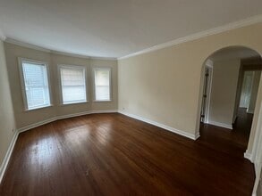 2440 N Hamlin Ave, Unit 2B in Chicago, IL - Foto de edificio - Building Photo