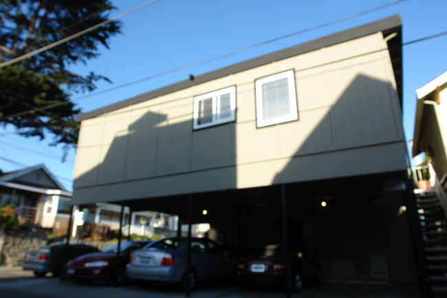 207 Cherry Ave in Capitola, CA - Foto de edificio - Building Photo