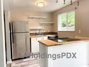 2312 NE Lombard St in Portland, OR - Building Photo - Building Photo