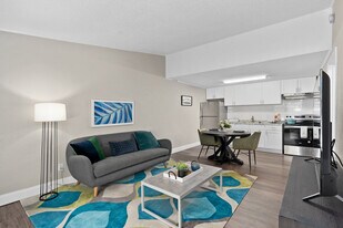 Pinellas Pines in Pinellas Park, FL - Building Photo