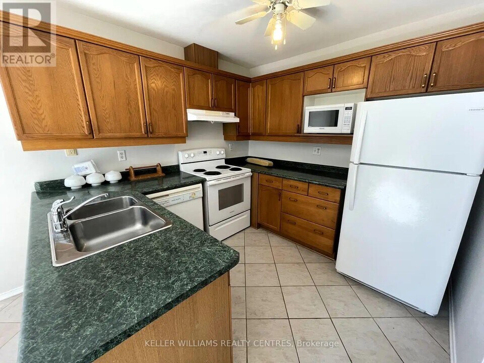 111 Athabaska Rd in Barrie, ON - Building Photo